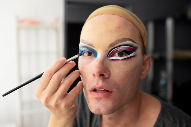 Bezpłatne zdjęcie wspaniała drag queen przygotowuje makijaż