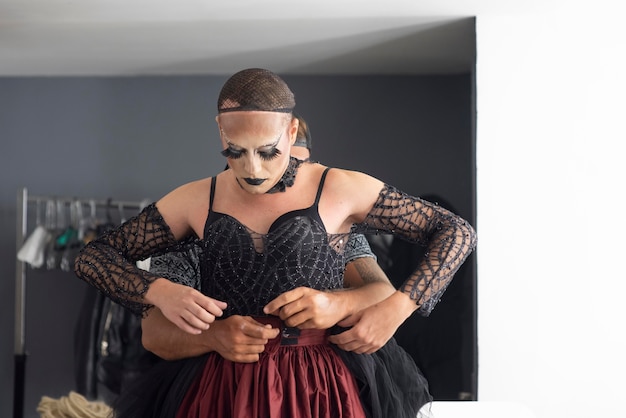 Wspaniała drag queen szykująca się do sesji zdjęciowej