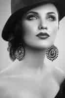 Bezpłatne zdjęcie wspaniała elegancka kobieta w kapeluszu pozowanie w studio