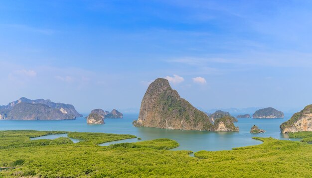 Wspaniała sceneria zatoki PhangNga z punktu widokowego Samet Nangshe w Tajlandii