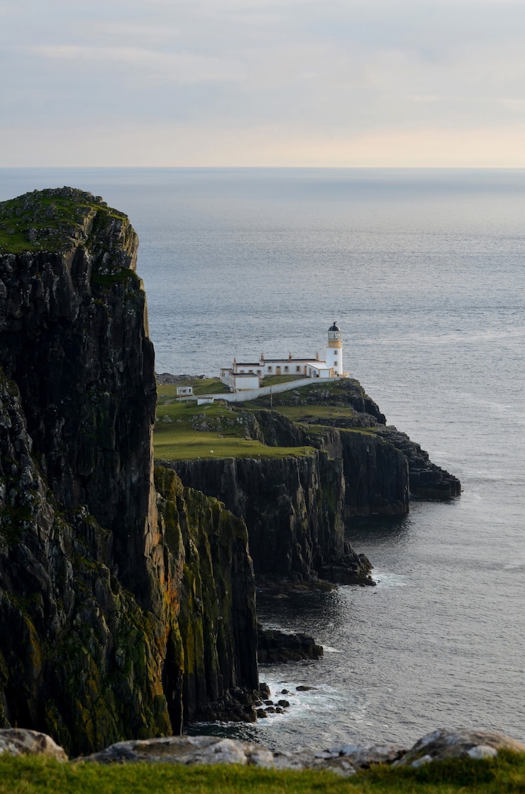 Bezpłatny plik Zdjęcie wspaniałe klify morskie w neist point na wyspie skye w szkocji