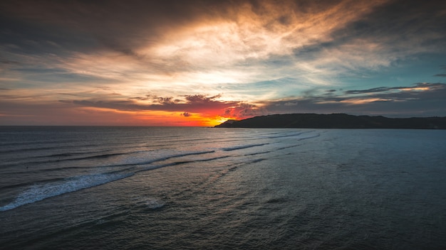 Wspaniały widok pokojowy ocean przy zmierzchem chwytającym w Lombok, Indonezja