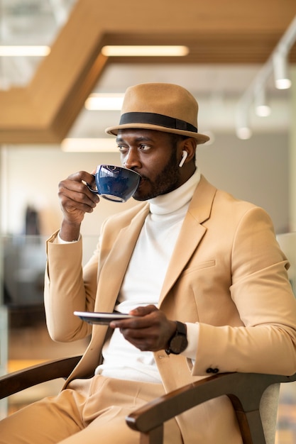 Bezpłatne zdjęcie współczesny człowiek afroamerykanin pracujący w kawiarni