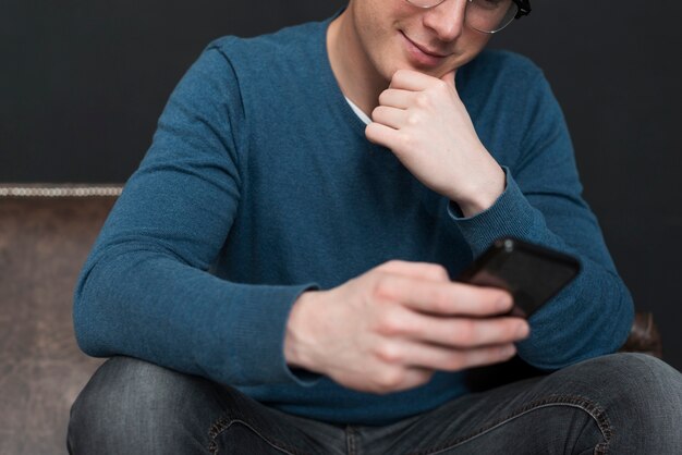 Współczesny człowiek sprawdza ogólnospołecznych środki na jego telefonu zakończeniu