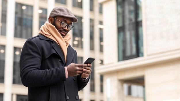 Współczesny mężczyzna trzyma swój smartfon