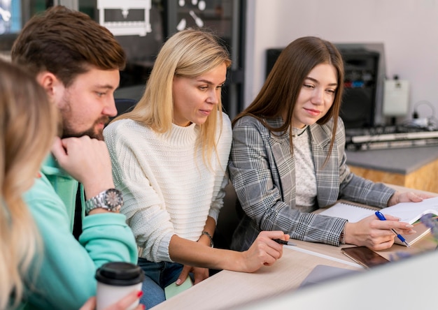 Współpracownicy rozmawiają o nowym projekcie