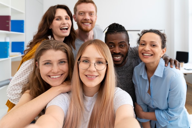 Współpracownicy Ze średnim Ujęciem Robiący Selfie