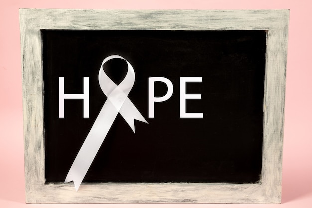Bezpłatne zdjęcie wstążka raka płuc, biała wstążka, symbol walki z rakiem płuc