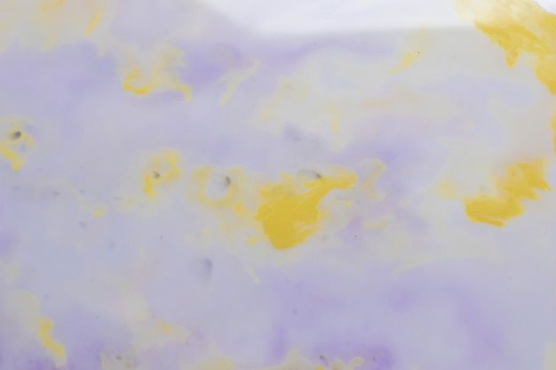 Bezpłatne zdjęcie wyblakła pomalowana ściana z fioletowymi i żółtymi plamami koloru