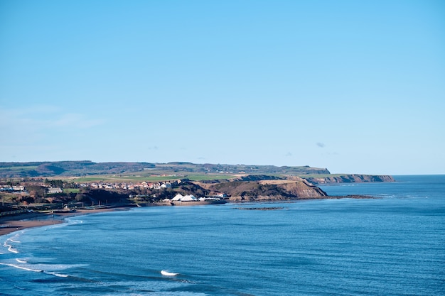 Wybrzeże Scarborough pod bezchmurnym niebem w ciągu dnia