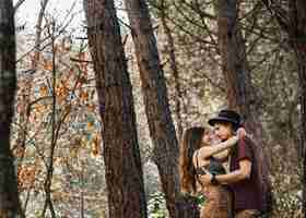 Bezpłatne zdjęcie wycieczkowicz para zakochana całuje w przyrodzie
