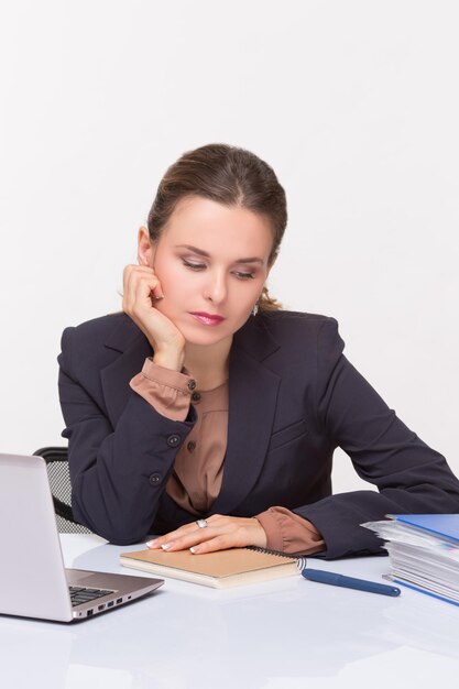 Wyczerpana i smutna kobieta pracująca w biurze. Piękna pani myśli o koncepcjach biznesowych.