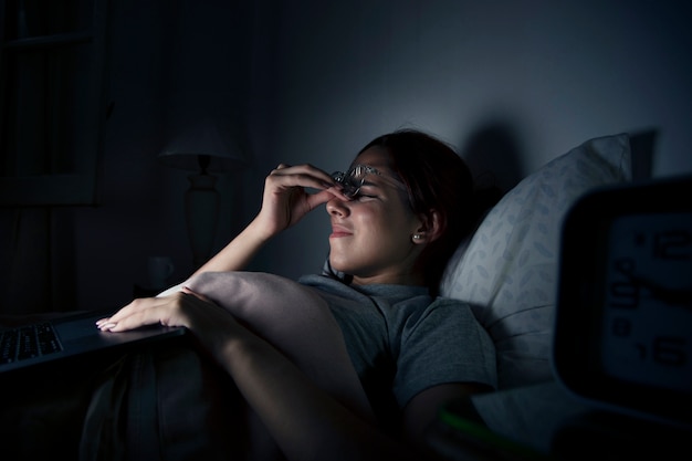 Wyczerpana kobieta pracuje do późna w domu