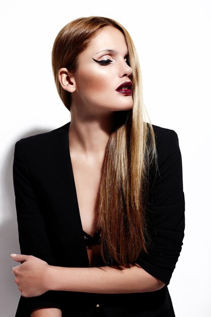 Wygląd mody. Seksowny portret piękny seksowny stylowy model kaukaski młoda kobieta w czarnej tkaniny z jasnym makijażem