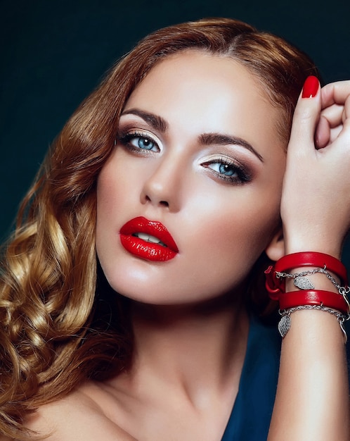 Wygląd mody. Seksowny portret zbliżenie piękny seksowny stylowy model kaukaski młoda kobieta z jasny makijaż, z czerwonymi ustami, z idealnie czystą skórą
