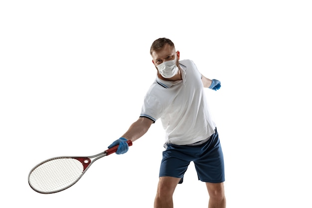 Wygraj punkty z choroby. Mężczyzna tenisista w masce ochronnej, rękawice. Nadal aktywny podczas kwarantanny. Opieka zdrowotna, medycyna, koncepcja sportu.