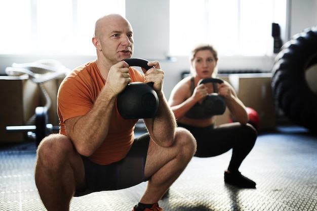 Wykonywanie ćwiczeń w kucki Kettlebell