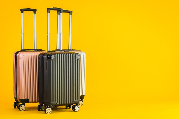 Wykorzystanie bagażu lub torby bagażowej w kolorze różowego szarego czarnego podczas podróży transportowej