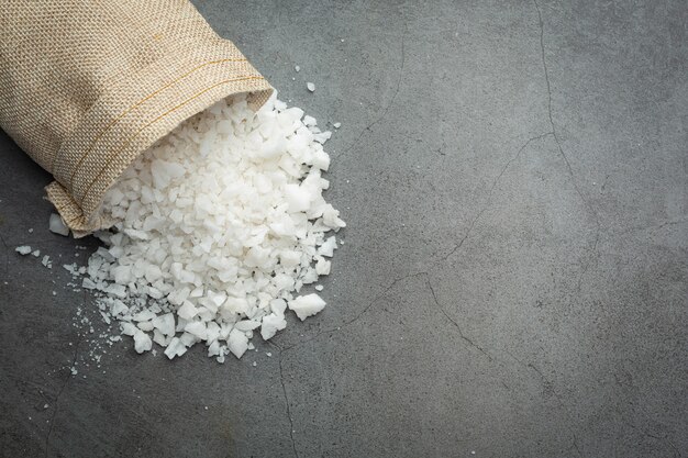 wylewanie soli z worka na podłogę