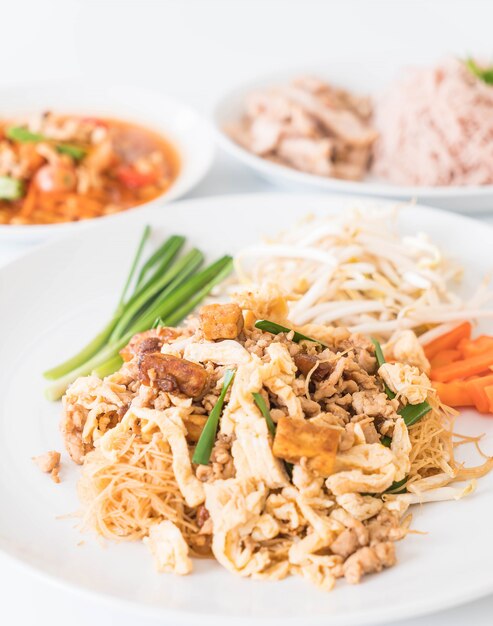Wymieszaj makaron w Thai stylu