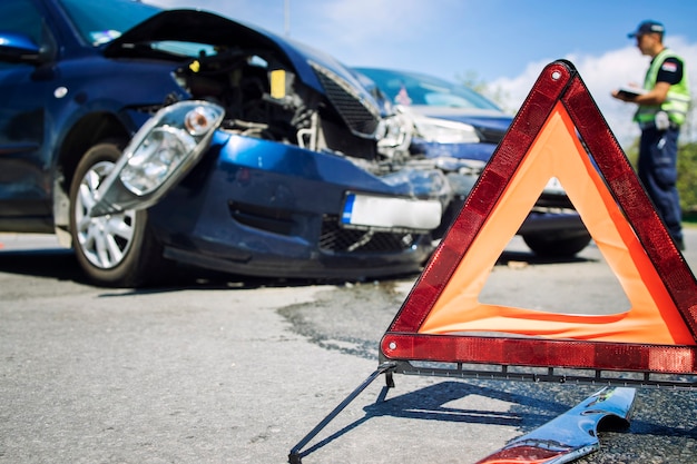 Wypadek drogowy z rozbitymi samochodami