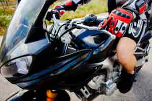 Bezpłatne zdjęcie wyposażony motocyklista na motocyklu
