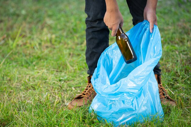 Wyrzucanie śmieci do worków na śmieci