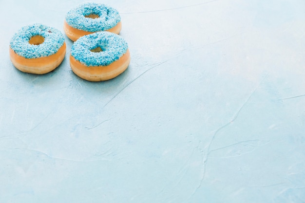 Bezpłatne zdjęcie wyśmienicie donuts na błękitnym tle