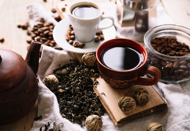 Wyśmienicie organicznie herbata i ziele wysoki widok