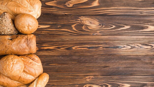 Wyśmienicie piec chleby na drewnianym tle
