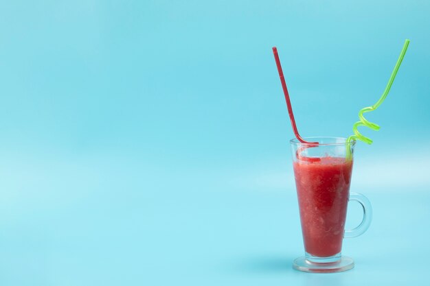 Wyśmienicie smoothie na błękitnym tle z kopii przestrzenią