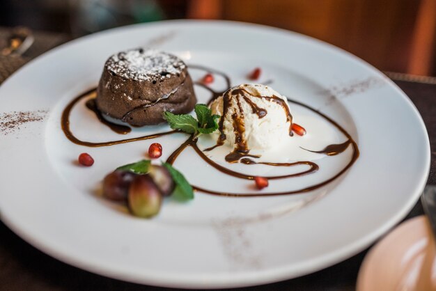 Wyśmienicie świeży czekoladowy deser w restauraci