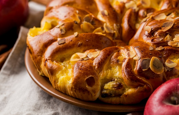 Wyśmienicie świeży jabłczany kulebiak na kuchennym sukiennym zakończeniu