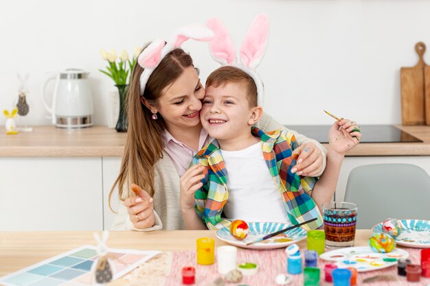 Wysoka kąt mama i syn z uszami królika