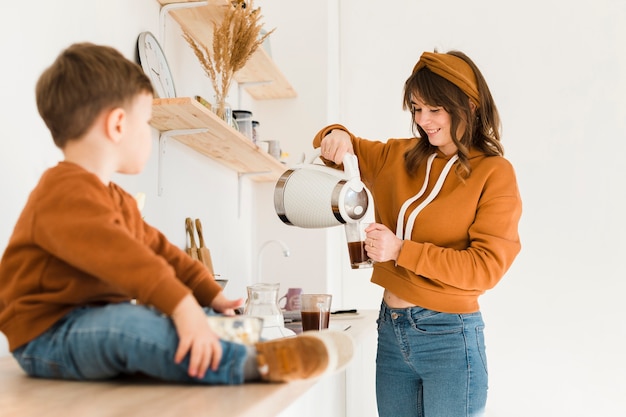 Bezpłatne zdjęcie wysoka kąt mama przygotowuje kawę