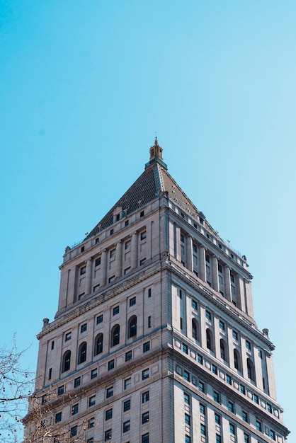 Wysoki budynek biurowy w Nowym Jorku