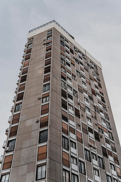 Wysoki budynek mieszkalny w mieście