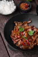 Bezpłatne zdjęcie wysoki kąt azjatyckiego naczynia na talerzu z mięsem i ryżem