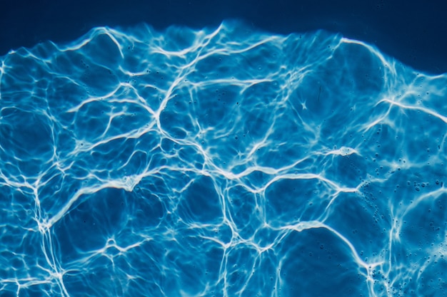 Wysoki kąt bliska strzał z krystalicznie czystej wody w basenie
