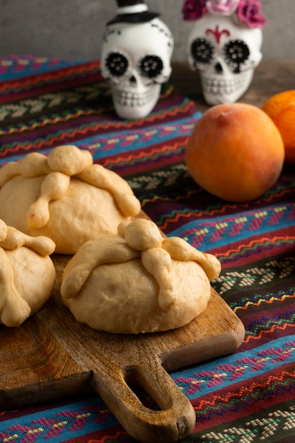 Bezpłatne zdjęcie wysoki kąt ciasta pan de muerto