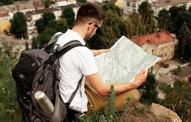 Wysoki kąt człowiek podróżujący samotnie czytanie mapy