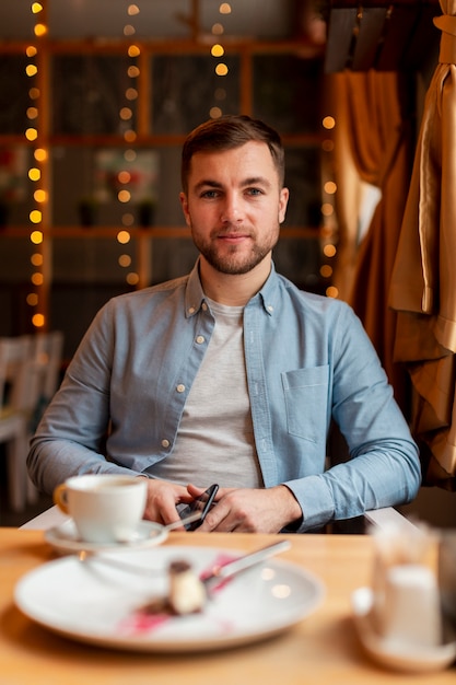 Wysoki kąt człowieka w restauracji