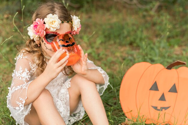 Wysoki kąt dziewczyna z kostiumem na halloween