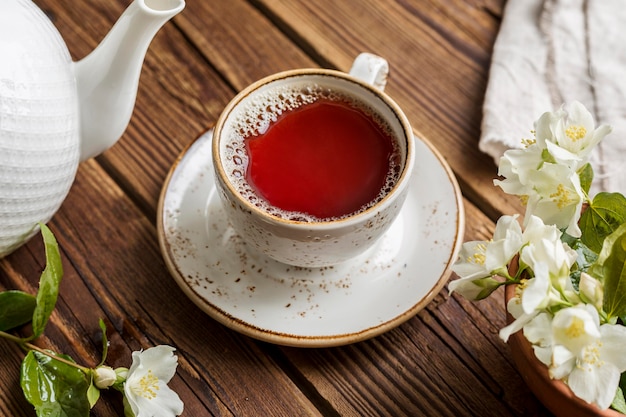 Wysoki kąt herbaty w filiżance na drewnianym stole