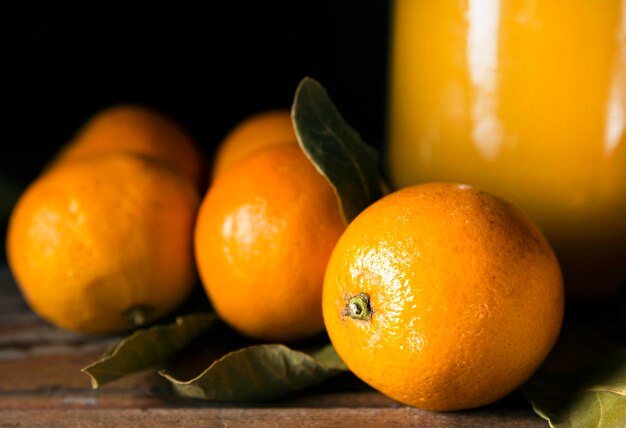 Wysoki kąt jesiennych pomarańczy z sokiem