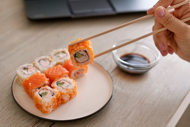 Bezpłatne zdjęcie wysoki kąt kobieta trzyma sushi