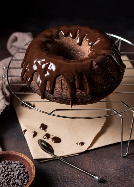 Wysoki kąt koncepcji pyszne ciasto czekoladowe