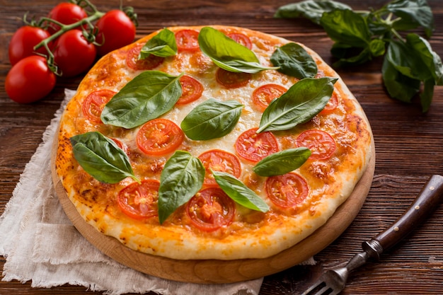 Wysoki kąt koncepcji pysznej pizzy