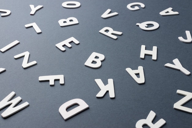 Wysoki kąt liter alfabetu na dzień edukacji
