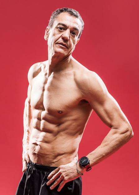 Bezpłatne zdjęcie wysoki kąt mężczyzna z mięśniami brzucha